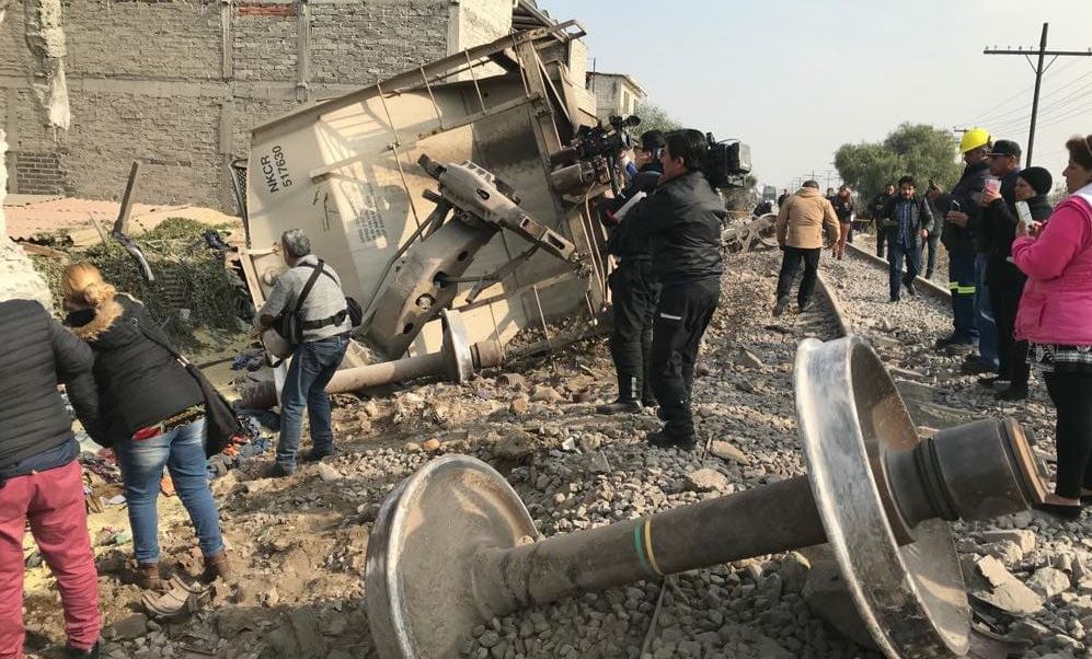 Afectados por choque de tren en Ecatepec, sin solución en daños de viviendas