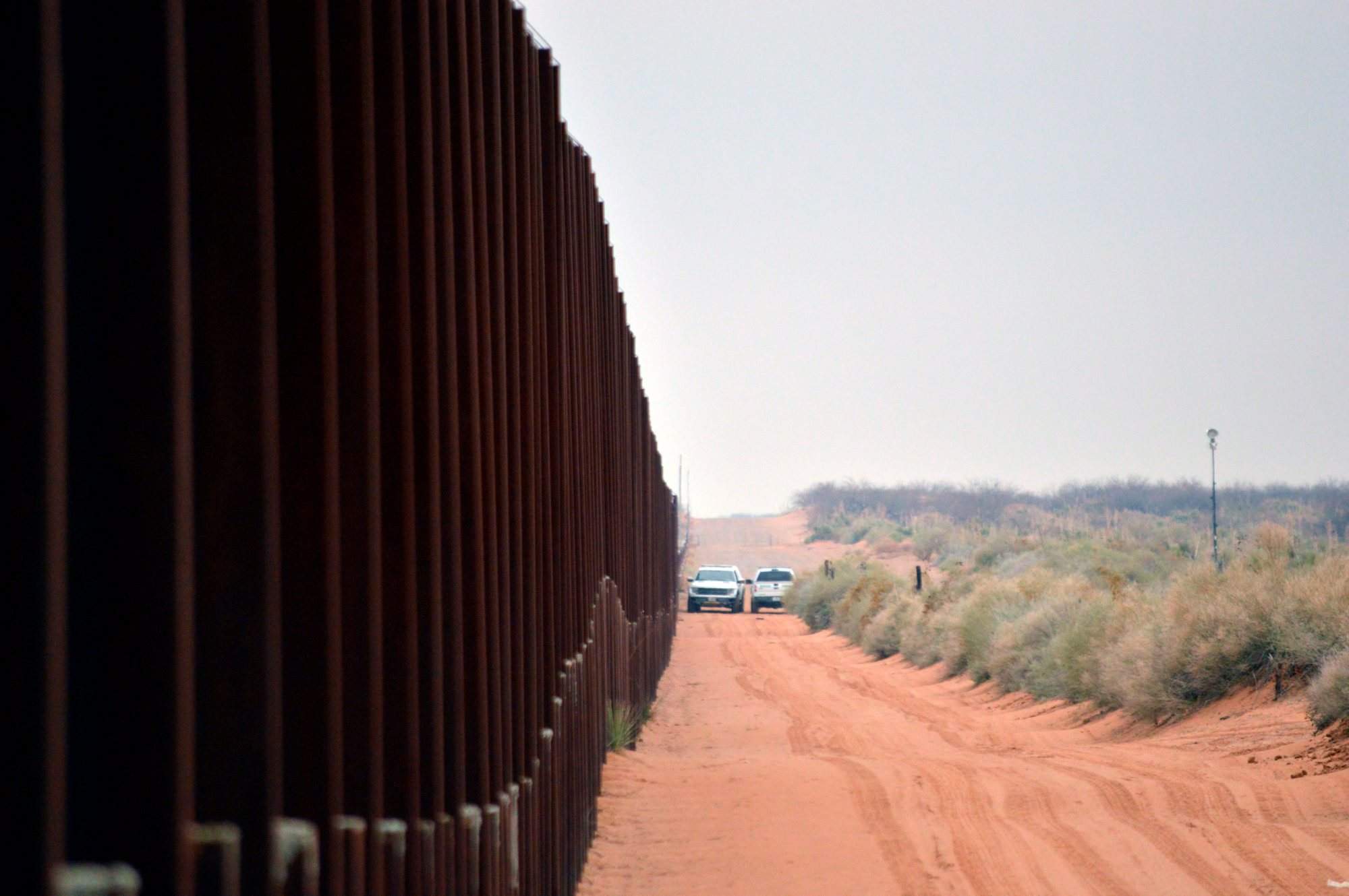 El gobierno de Estados Unidos anunció que cambiará las barreras fronterizas por bolardos