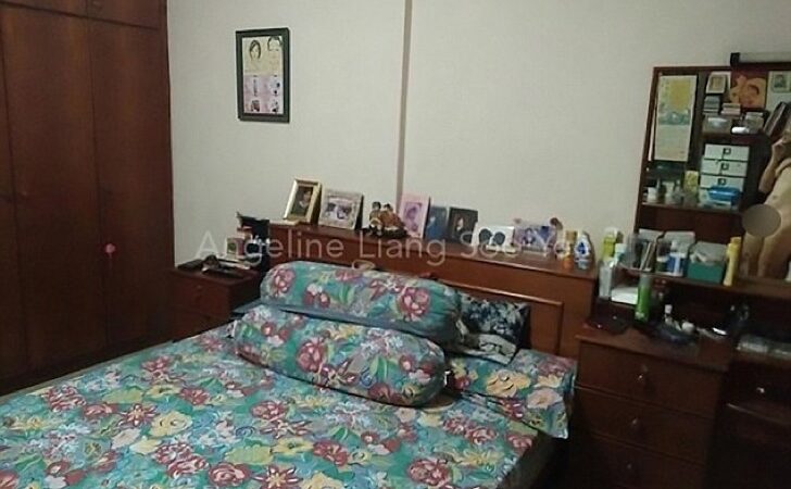 No puso atención al espejo en la foto del departamento. Lo quería arrendar, pero vivió una pesadilla