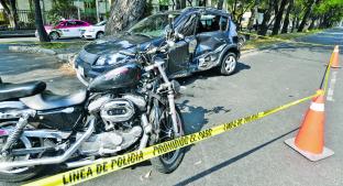 Motociclista se estrella de lleno contra auto y muere, en CDMX