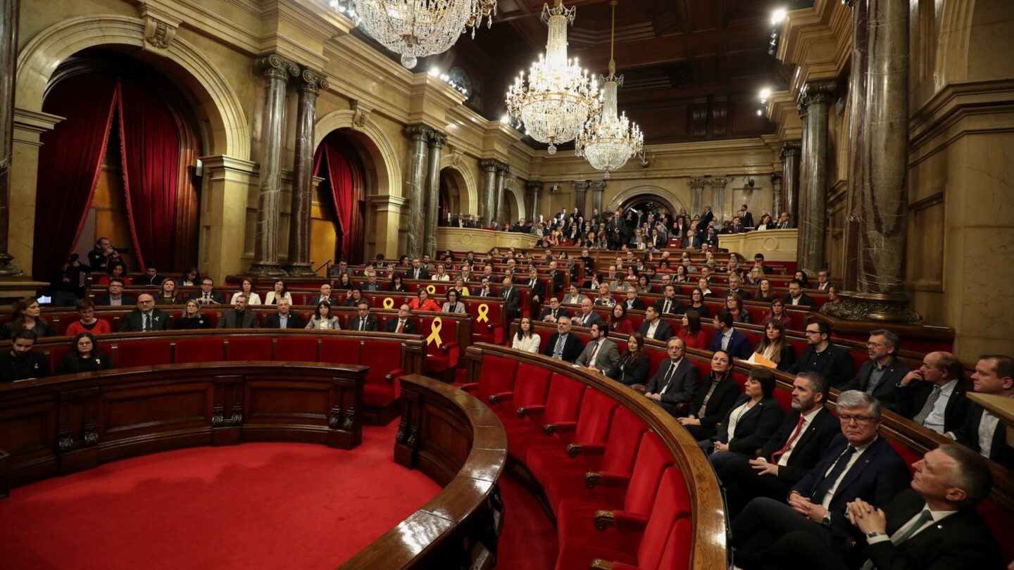 El Parlamento de Cataluña vota cómo legitimar a Carles Puigdemont como presidente pero no reafirma la declaración de independencia |