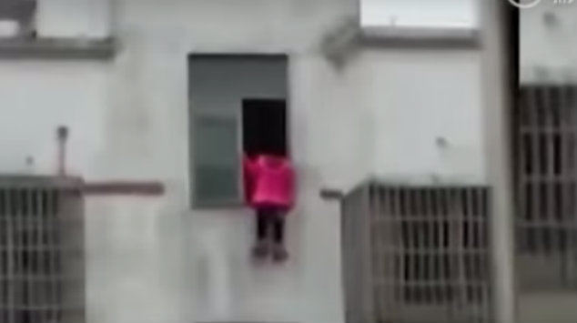 Niña se lanza por la ventana por temor a no terminar su tarea (VIDEO)