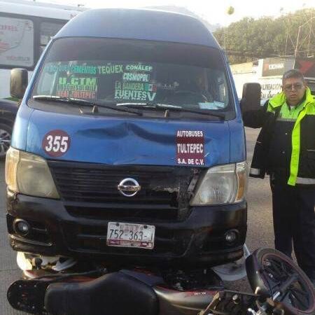 Motociclista arrollado por combi queda al borde de la muerte; empresa se deslinda