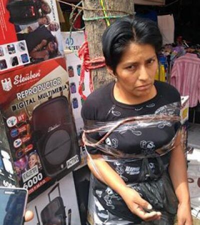 Tianguistas envuelven en cinta a ladrona que intentó robar unos perfumes