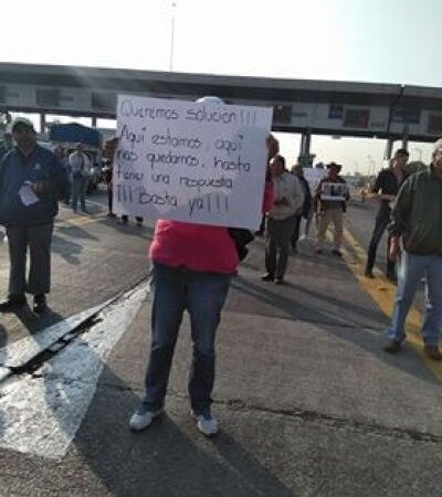 Vecinos bloquean caseta del Mexiquense; exigen ayuda por daños en sus casas