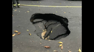 Se abre socavón en la Benito Juárez, CDMX (VIDEO)