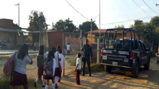 Grupo armado asalta escuela en Acapulco y le corta el cabello a estudiantes y profesoras