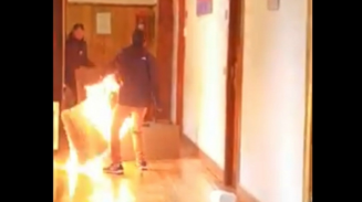 No le renuevan el contrato; intenta incendiar la oficina (VIDEO)