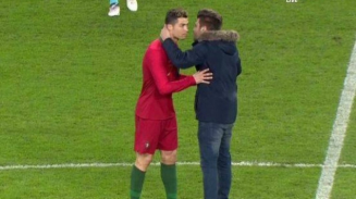 Cristiano Ronaldo es besado por aficionado en pleno partido (VIDEO)