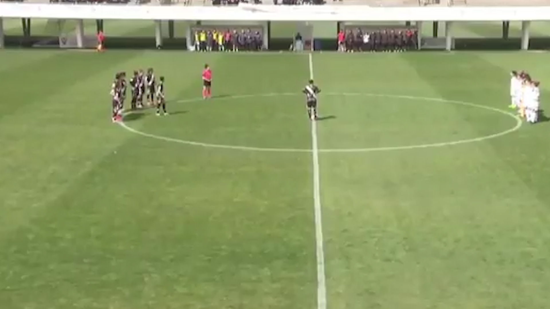 Se negó a realizar un minuto de silencio por una niña muerta y ésta fue la reacción de las futbolistas