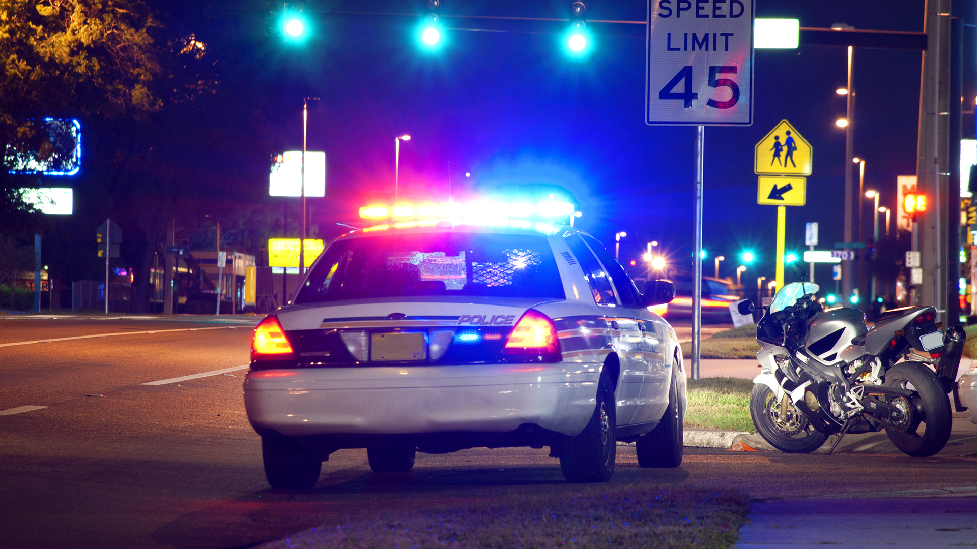 Una mujer fue detenida en Florida por conducir ebria con un niño y las cuatro llantas pinchadas