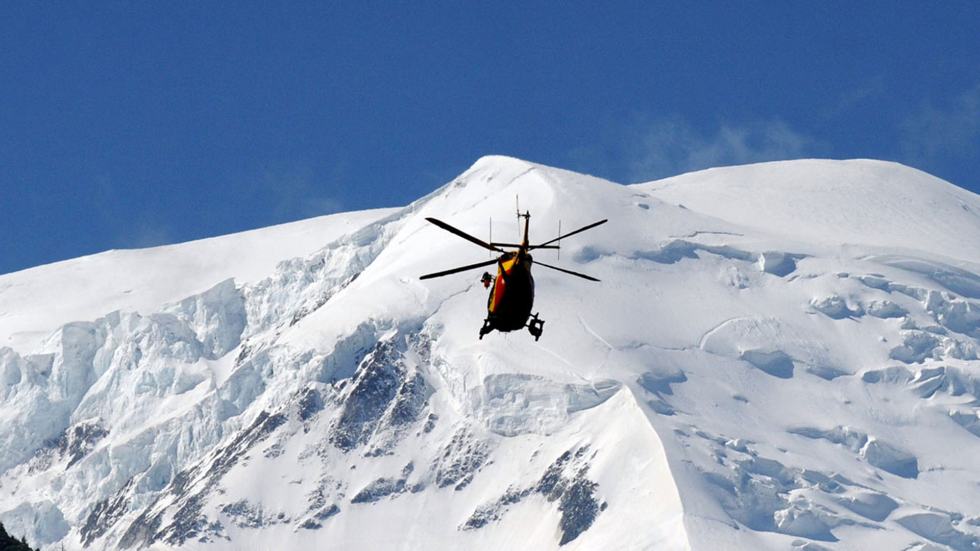 Cuatro muertos y un desaparecido por una violenta avalancha en los Alpes franceses