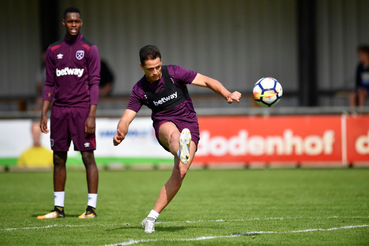 Elogian a Chicharito en INGLATERRA: “Merece esos goles que marca porque TRABAJA mucho”