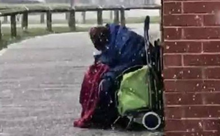 Anciano vagabundo fue fuertemente azotado por una brutal tormenta. Su destino cambió completamente