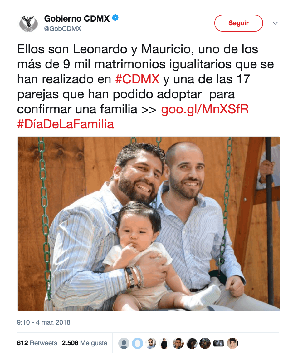 Critican al gobierno de la CDMX por imagen de pareja homoparental y un chico hizo algo increíble