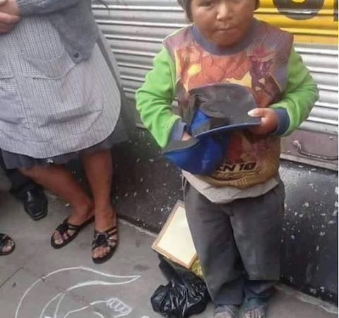 Es sólo un niño y a diario muestra su arte en dibujo para ganar dinero y así mantener a su familia