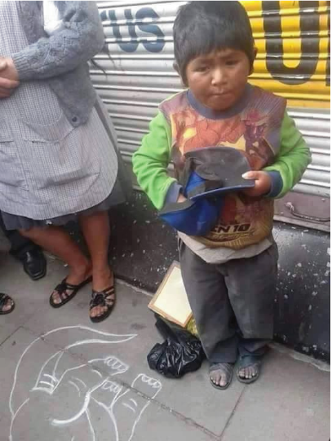 Es sólo un niño y a diario muestra su arte en dibujo para ganar dinero y así mantener a su familia