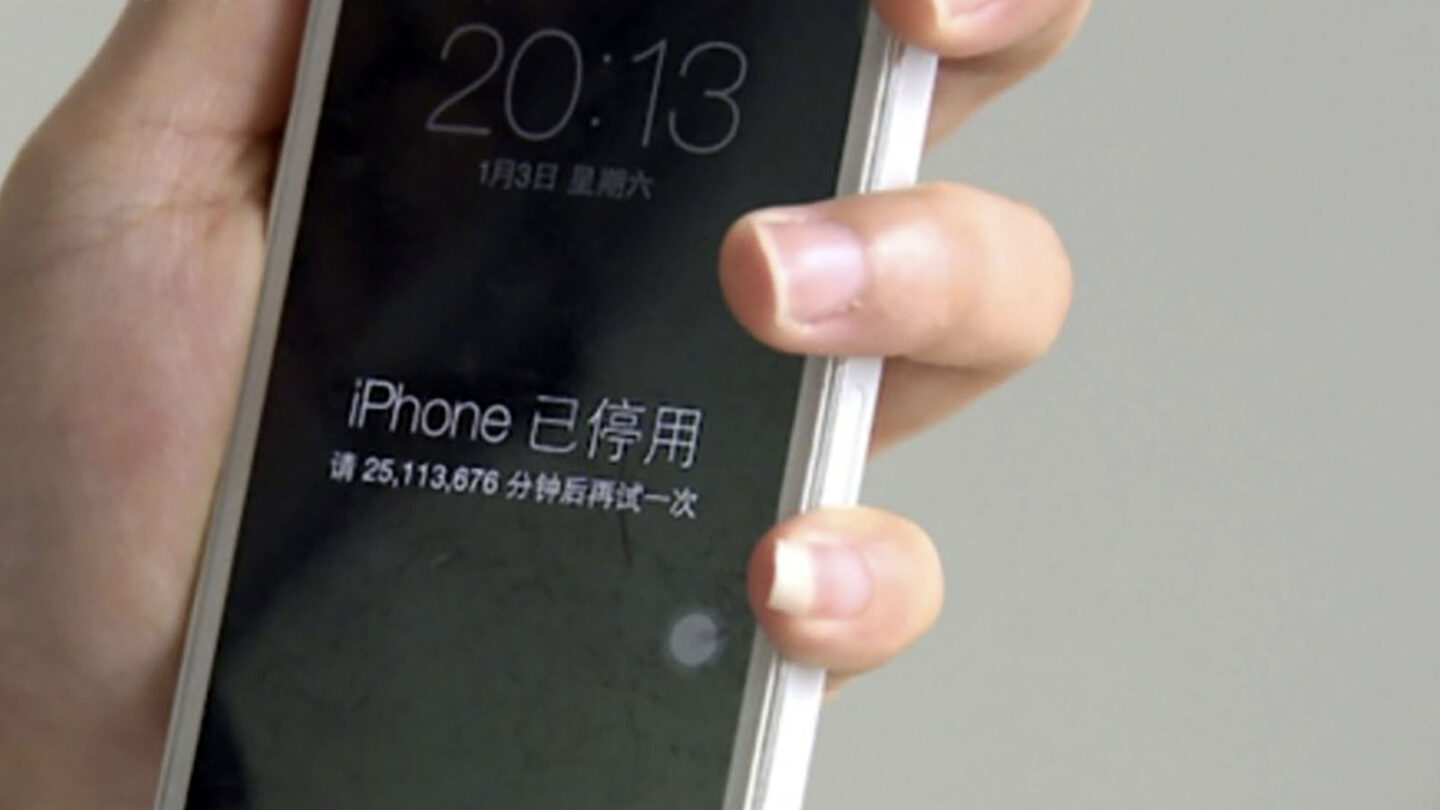 Le dejó el iPhone a su hijo para que juegue y quedó bloqueado por 47 años |
