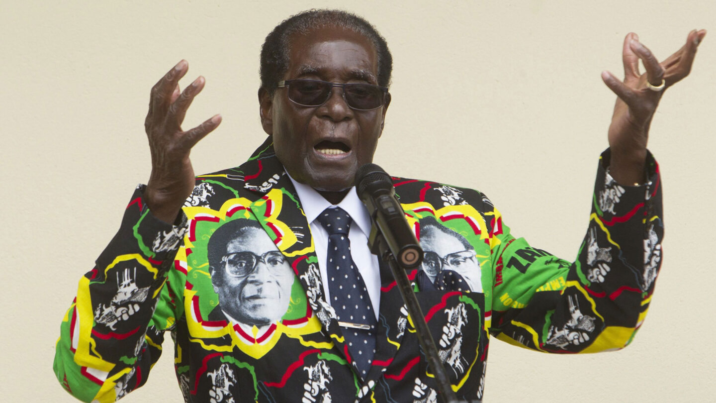 El ex dictador Robert Mugabe denunció que sufrió un golpe de Estado y amenazó con volver al poder de Zimbabwe a los 94 años |