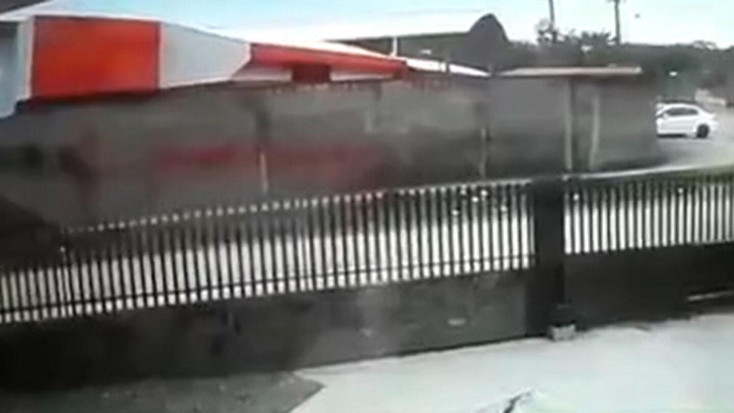 El momento en que se estrella un helicóptero robado por criminales para rescatar a un preso en Brasil |