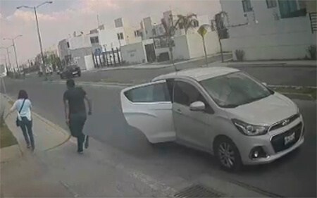 (VIDEO): Sujetos se bajan de un auto y roban a una mujer en Ecatepec