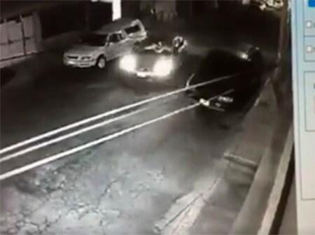 (VIDEO) Asaltantes alcanzan a vecino para robarle el auto