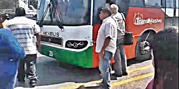 (VIDEO): Chofer de Mexibús casi pasa encima de personas que bloquean Avenida Central