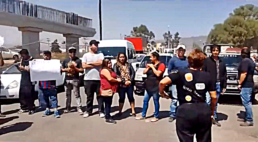 VIDEO: Bloquean avenida en Ecatepec; exigen servicios para su colonia