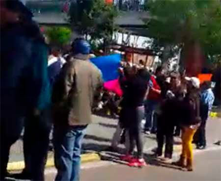 (VIDEO) Manifestantes bloquean la López Portillo y causan caos en Mexibús