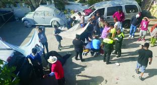 Peregrinos salen disparados de camioneta, en Ocuilan