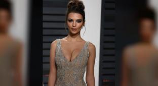 Emily Ratajkowski muestra los senos en desnudo completo