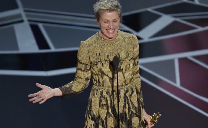 Roban la estatuilla del Óscar a Frances McDormand. Se distrajo con el celular y un sujeto aprovechó