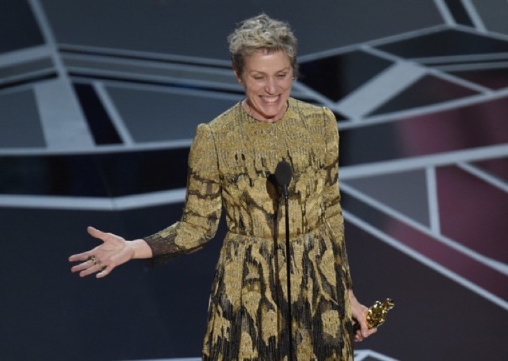 Roban la estatuilla del Óscar a Frances McDormand. Se distrajo con el celular y un sujeto aprovechó