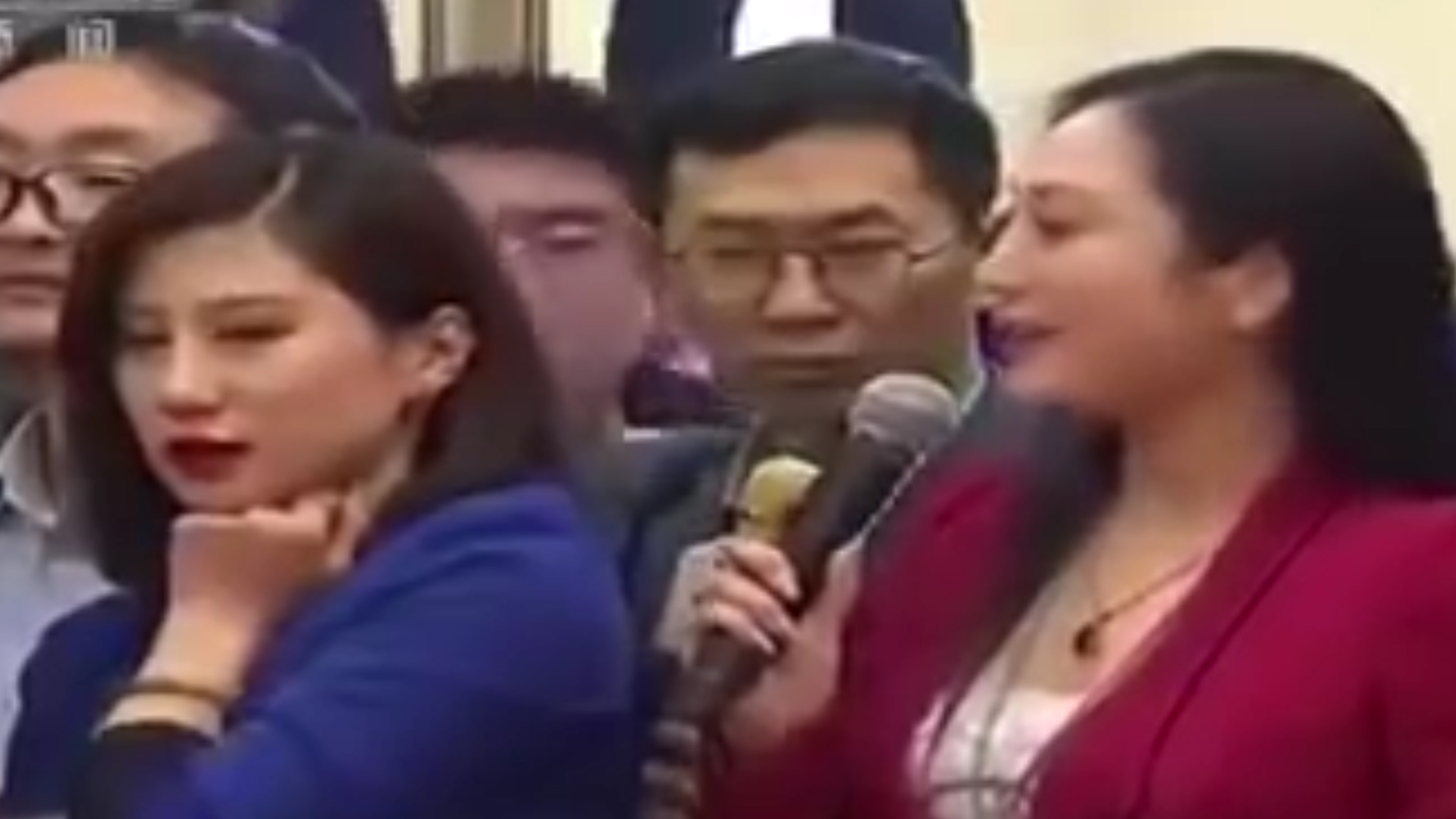 El gesto de fastidio y frustración de una periodista china que se volvió viral