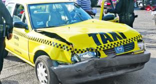 Taxista le rompe el brazo a policía, en Querétaro