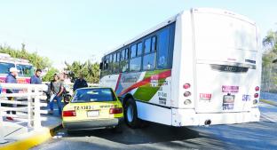 Choque entre taxista y autobús deja tres heridos, en Querétaro