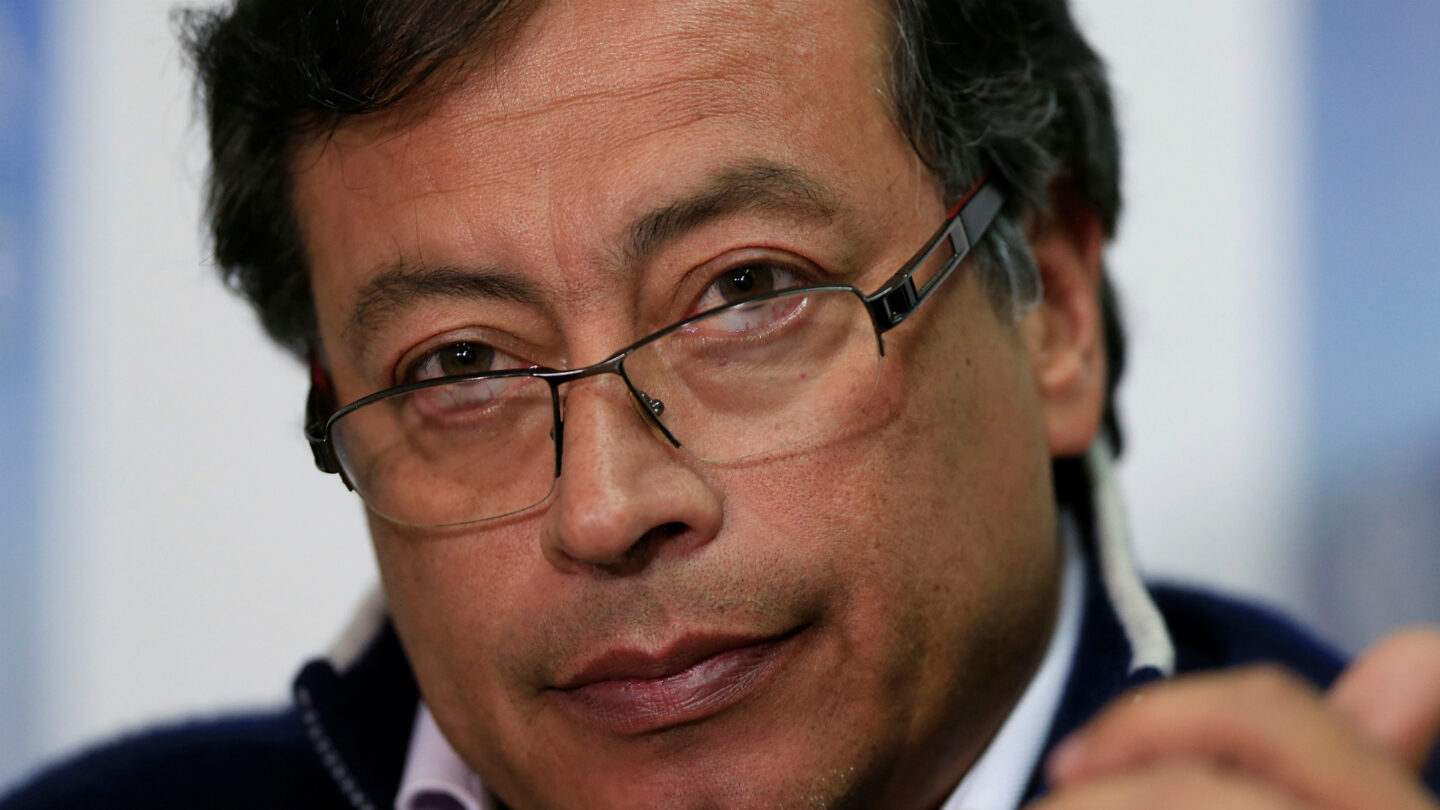 Manifestantes atacaron el vehículo de un aspirante presidencial en Colombia |