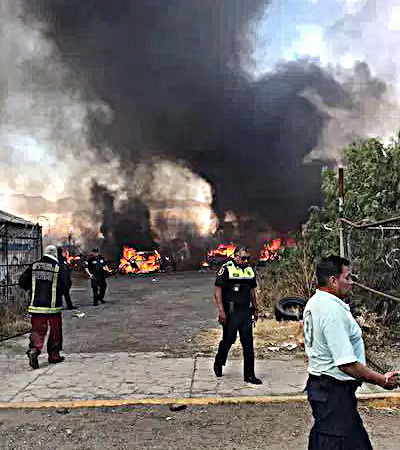 (VIDEO) Fuerte incendio quema varios automóviles en un estacionamiento de Ecatepec