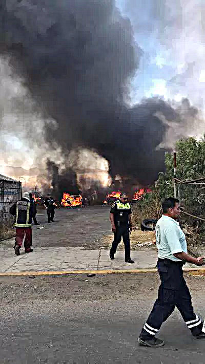 (VIDEO) Fuerte incendio quema varios automóviles en un estacionamiento de Ecatepec