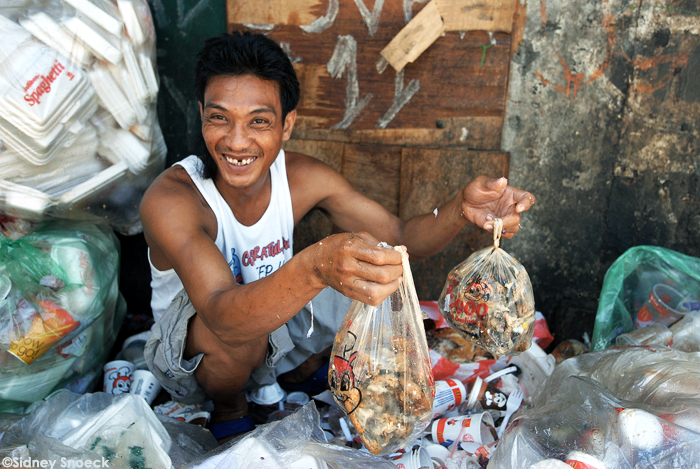 Filipinos revenden la comida que recogen de los basureros y hacen “el manjar de los pobres”