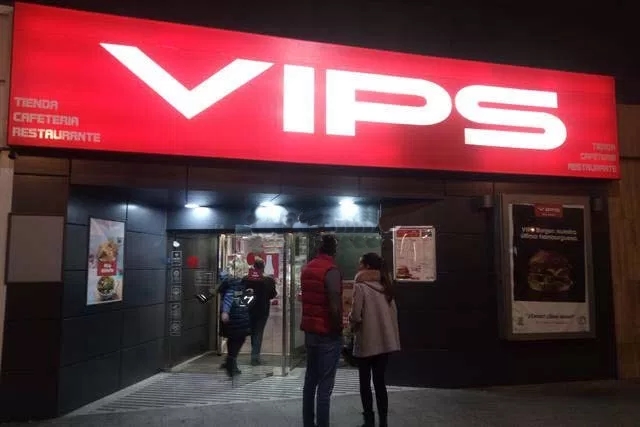 URGENTE: Delincuentes roban a clientes y encañonan a una niña en Vips de Plaza Aragón