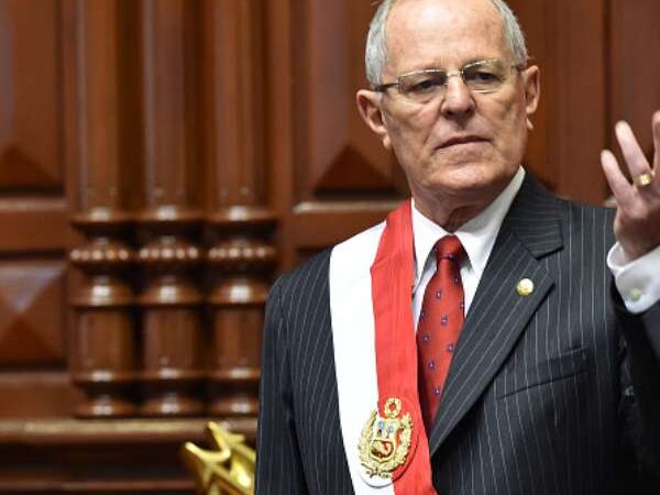 RENUNCIA EL PRESIDENTE DE PERU