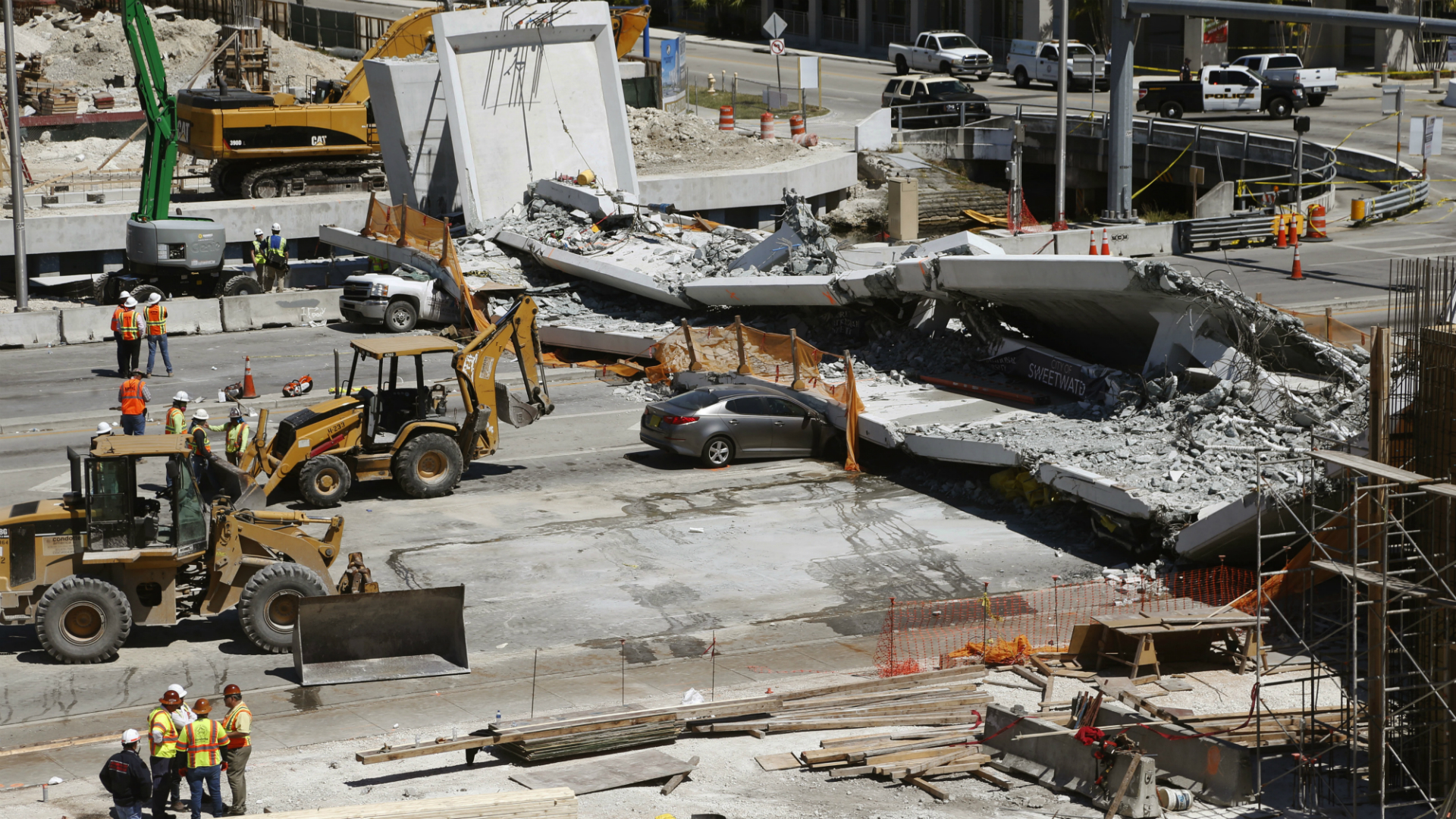 Un nuevo video del colapso del puente en Miami muestra la magnitud del accidente