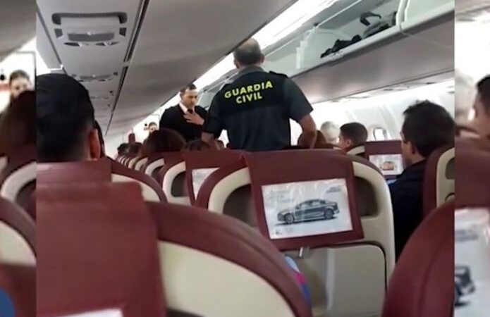 “¡No quiero negras a mi lado!”: terrible ataque racista en un avión