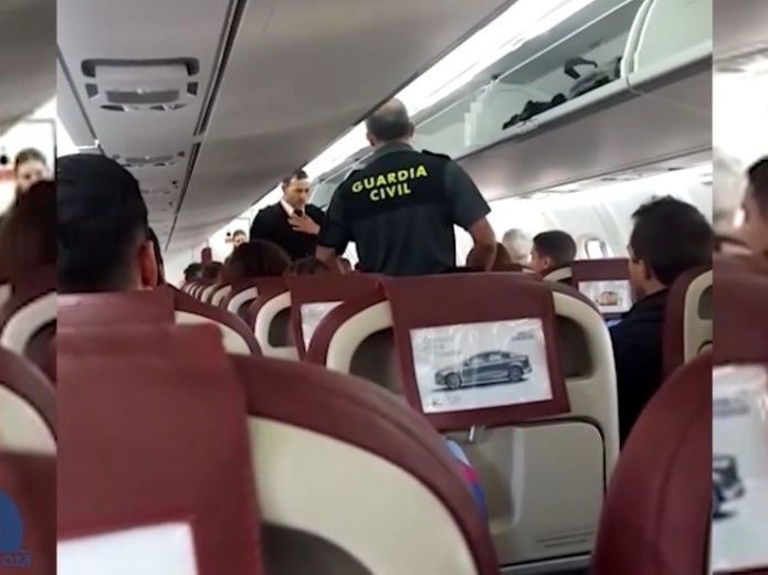 “¡No quiero negras a mi lado!”: terrible ataque racista en un avión