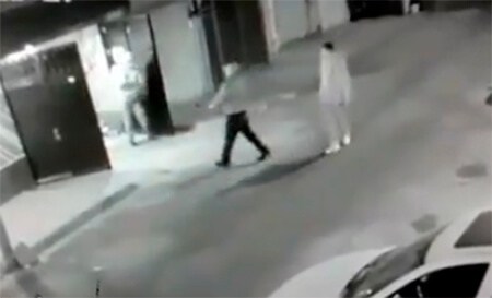 (VIDEO): Asaltantes armados roban auto, celulares y hasta la gorra a vecinos