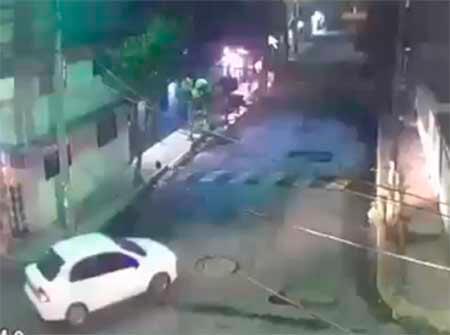 VIDEO: Graban asalto a una joven; los rateros andan en un Tiida blanco