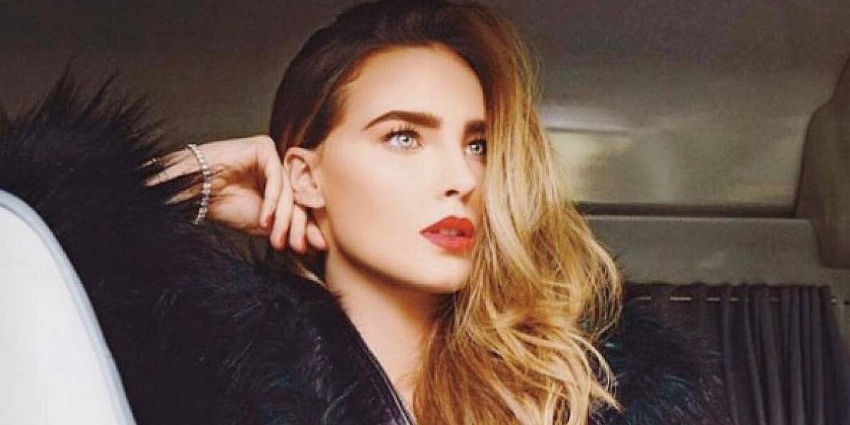 Belinda sorprende al aparecer elegantemente en “topless”