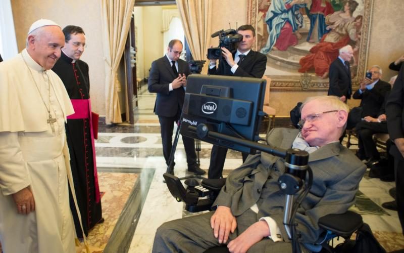 ¿Por qué Stephen Hawking AFIRMO y luego negó la EXISTENCIA de DIOS?