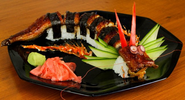 Sushi cobra vida en famoso restaurante (VIDEO)